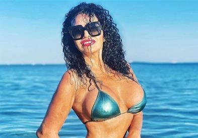 Фото: Лидија Вукичевиќ на базен во необична поза