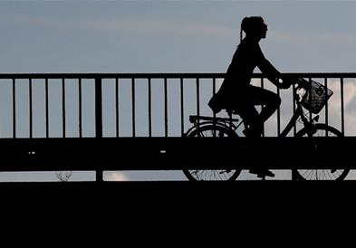 Велосипедистите во Германија добија мост со подно греење, невиден луксуз во сообраќајот