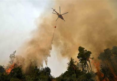 Во Грција и натаму гори, активни 40 пожари