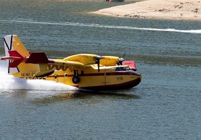 Избегната трагедија во Турција: Канадер за малку ќе удреше во џет-ски (ВИДЕО)