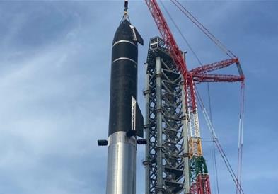SpaceX накратко ја состави најголемата ракета во историјата (ФОТО)