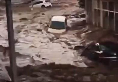 Најмалку четворица загинати во поплавите во Турција, едно лице се води за исчезнато (ВИДЕО)
