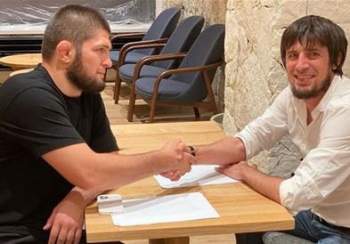 Непоразениот шампион Хабиб потпиша за фудбалски клуб 