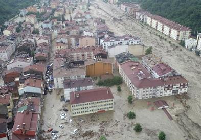 Најмалку 70 загинати во поплавите во Турција, уништени згради, мостови (ВИДЕО)