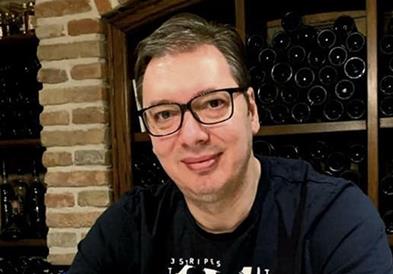 Вучиќ појадува леб и мортадела на хауба, на социјалните мрежи му се смеат (ФОТО)
