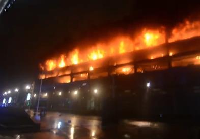 Најмалку 200 автомобили изгореа во паркинг-гаража северно од Стокхолм