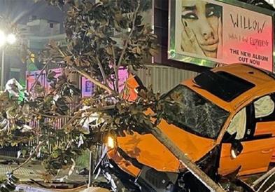 Пијан Американец удрил во ограда и целосно уништил скапоцено Ламборџини (ФОТО)