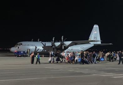 Првата група од 111 бегалци од Авганистан синоќа пристигна во Приштина