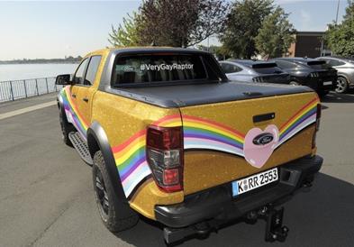 Форд, за инат на хомофобите, го претстави Very Gay Raptor