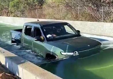 Електричен Ривијан вози и низ вода (ВИДЕО)