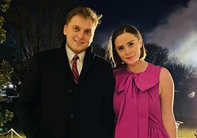 Бајден ќе стане прадедо, се вери неговата внука и се пофали со огромниот прстен (ФОТО)