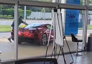 Пред очи на продавачот украл скапоцен автомобил (ВИДЕО)