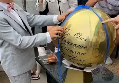 Момче добило пари на подарок, но во истиот момент исчезнале (ФОТО)