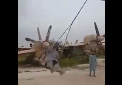 Нова забава за талибанците: Импровизирана лулашка на крило од воен авион