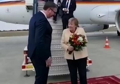 Меркел пристигна во Белград, Вучиќ ја пречека со букет цвеќе (ВИДЕО)