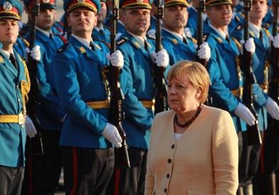 Српските медиуми објаснија зошто Меркел носи кремаво палто