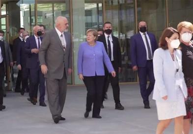 Меркел на средби со лидерите од регионот во Тирана ја заокружува прошталната посета на Балканот