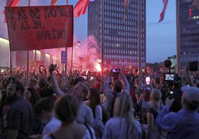 Во Љубљана противниците на ковид мерките фрлаа факели кон парламентот