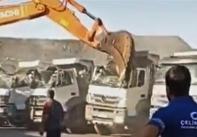 Турчин не добил плата, па седнал во багер и здробил пет камиони (ВИДЕО)