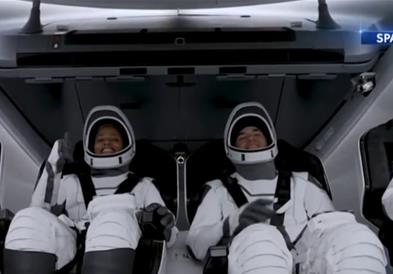 Туристите кои летаат во вселената со SpaceX, разговарале со Том Круз 