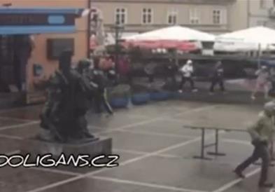 Навивачите на Динамо и на Вест Хем се тепаат среде Загреб (ВИДЕО)