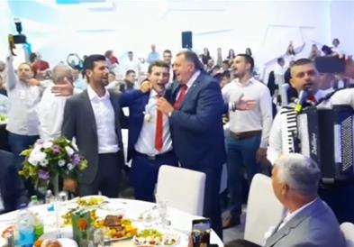 Ѓоковиќ на свадба пее во дует со претседателот на Република Српска (ВИДЕО)