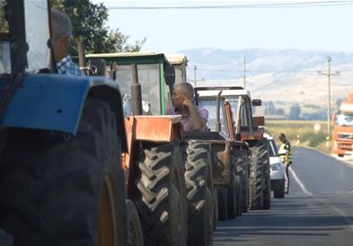 Земјоделците во Србија почнаа со протести