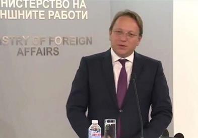 Еврокомесарот Вархеји во посета на Бугарија – тема е бугарското вето за Македонија