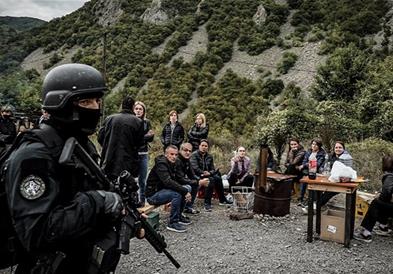 Драма на северот на Косово: Косовски специјалци претепале тројца Срби поради таблички (ВИДЕО)