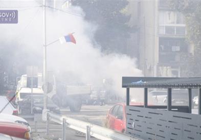 Солзавец на протестите во Северна Митровица против акцијата на косовската полиција