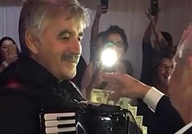 Српски фолк музичар гази по „тепих“ од долари во САД (ВИДЕО)