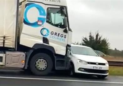 Возач на камион не забелажал дека пред себе турка VW Polo (ВИДЕО)