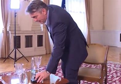 Комшиќ си замина среде интервју, лут поради Сребреница (ВИДЕО)
