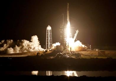 Капсулата на „Space X“ го транспортираше новиот екипаж до Меѓународната вселенска станица