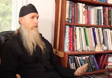 Српски свештеник стана хит на Твитер со советот за измамените жени: Дотерај се, сестро (ВИДЕО)