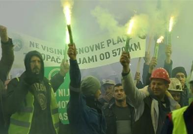 Босанските рудари на штрајк во Сараево, запалија 101 факел пред Владата