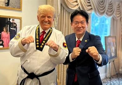 Доналд Трамп доби црн појас, највисоко ниво во таеквондо (ФОТО)