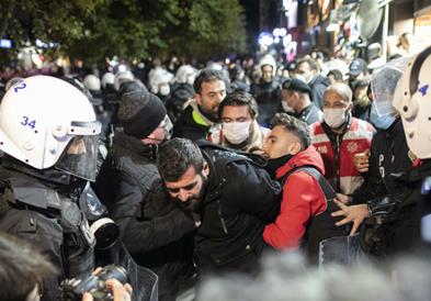 Полицијата го растури антивладиниот протест во Истанбул: Уапсени десетици демонстранти (ВИДЕO)