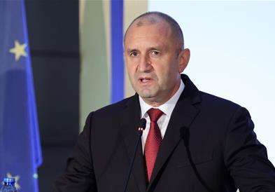 Радев во разговор со Вархеји: Бугарија очекува дијалогот со Македонија да даде резултати