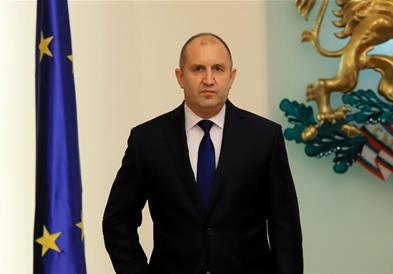 Радев до Макрон: Очекувам конкретни и неповратни резултати од дијалогот со Македонија
