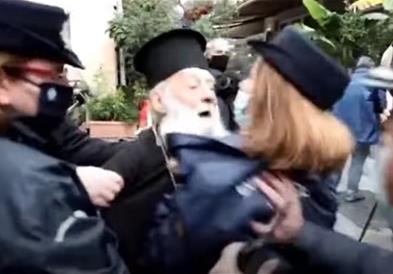 Видео: Уапсен свештеник во Атина кој го нарече папата неверник
