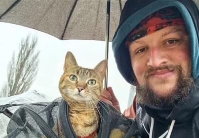 Патува низ светот на велосипед, единствено друштво му е мачката