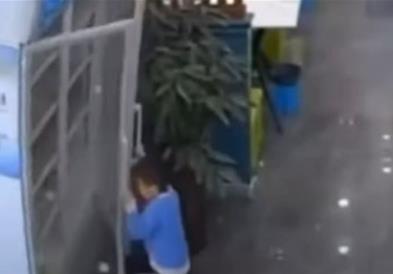 Драма во ресторан, фрижидер падна врз дете, а реакцијата на келнерот е непроценлива