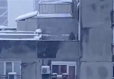 Видео: Чистеше снег на терасата, па направи нешто што ги разбесни сите