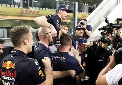 Верстапен го доби шампионскиот пехар, Хамилтон не дојде на доделувањето