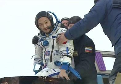 Јапонскиот милијардер се врати на Земјата по 12 дена во Вселената