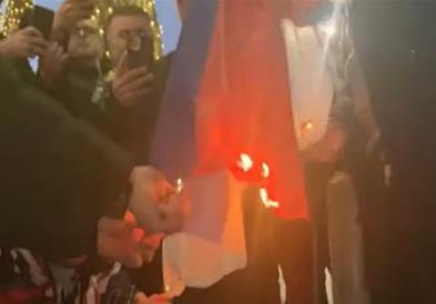 Со палење српски знамиња се протестира во Тирана, Рама со осуда (ВИДЕО)