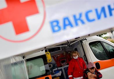 Бугарија ќе им плаќа по 75 лева на пензионерите, кои ќе се вакцинираат против ковид 