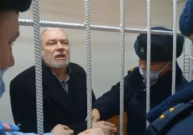 Ужас во Русија: Поп посвоил 70 деца, осуден е зашто ги силувал (ВИДЕО) 