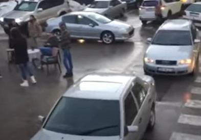Црногорските угостители протестираат со маси и столови на улиците (ВИДЕО)